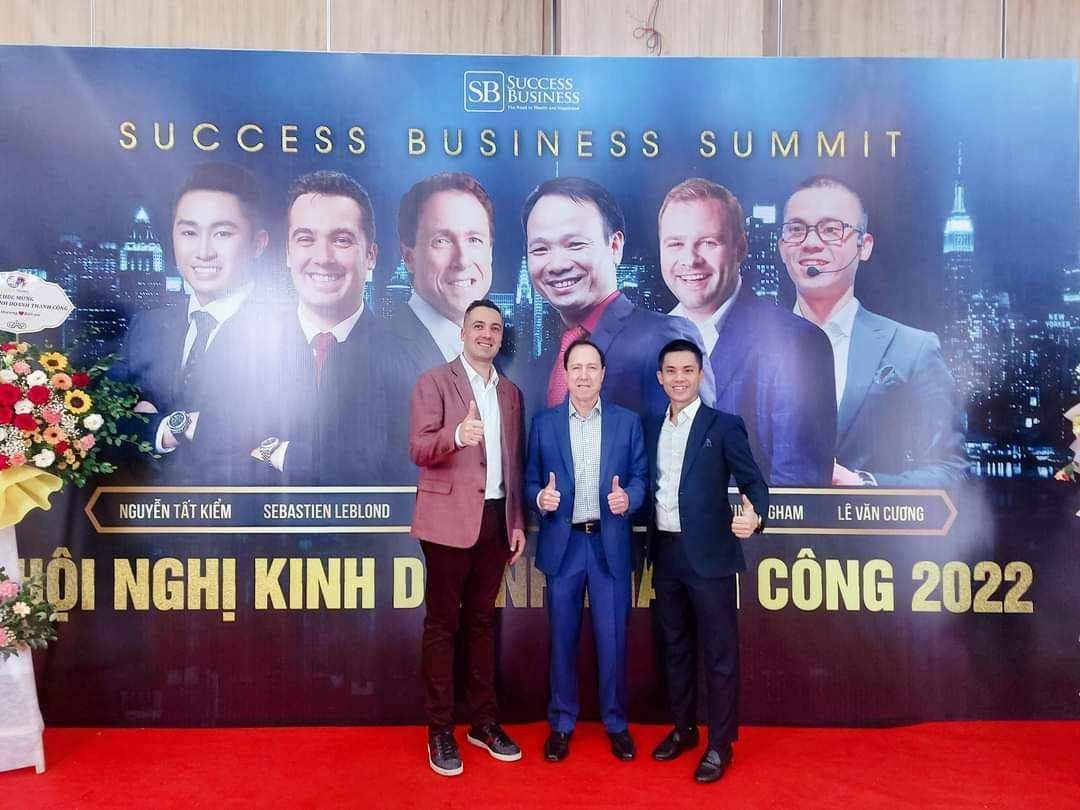 Lê Văn Cương cùng hai diễn giả trước backdrop Success Business Summit, Hội nghị Kinh doanh Thành công 2022, có tên Lê Văn Cương trong danh sách diễn giả